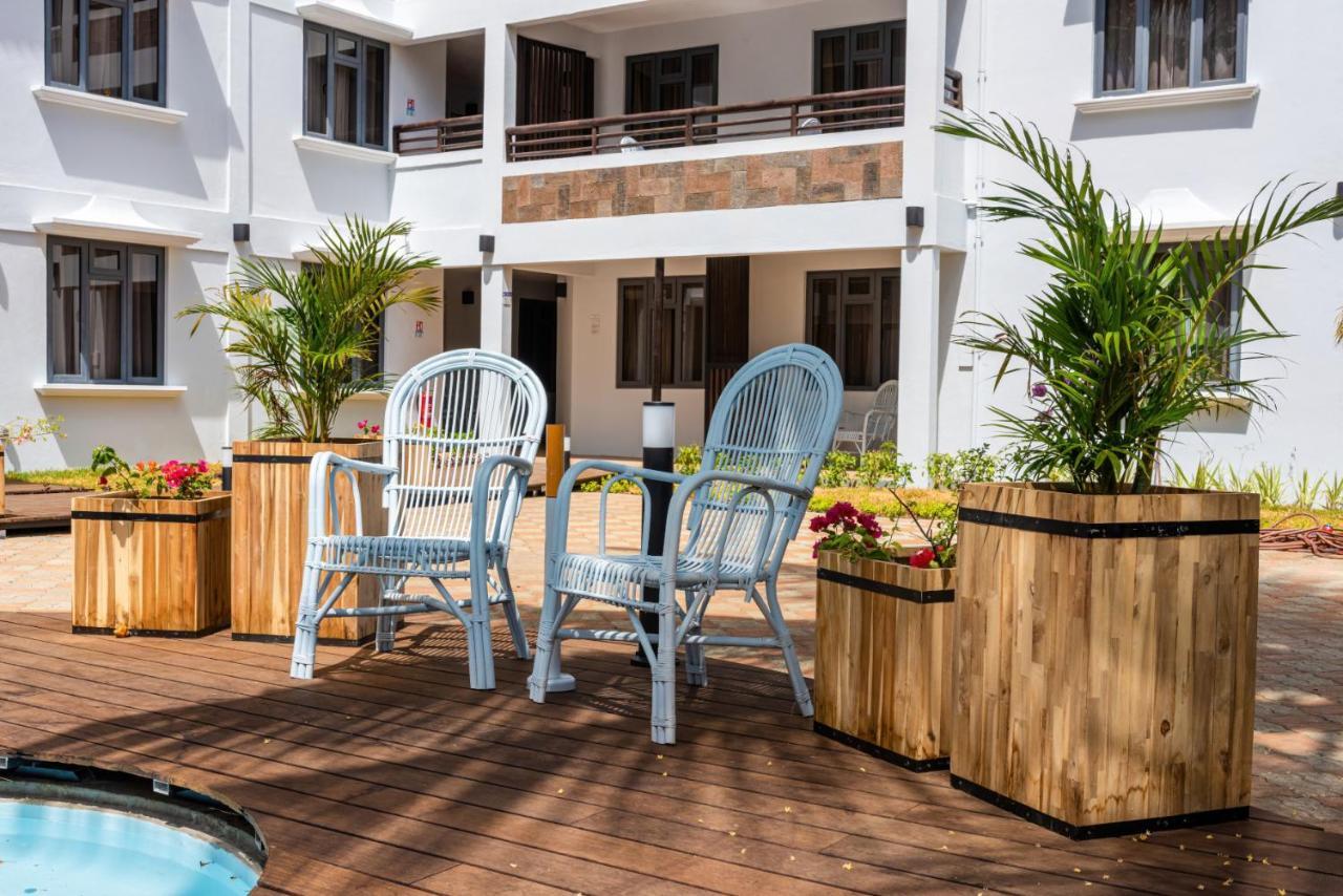 Flic-en-Flacq Les Cerisiers Beach Residence, Cosy And Modern 3 Bedroom Apartment Located 50 Metres From The Beach And From All Amenities And Restaurants On The Coastal Road מראה חיצוני תמונה