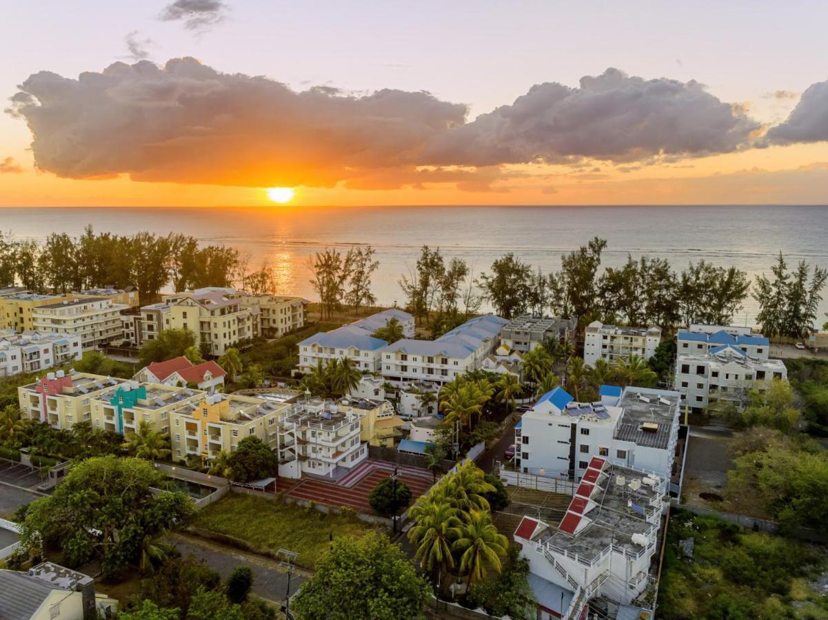 Flic-en-Flacq Les Cerisiers Beach Residence, Cosy And Modern 3 Bedroom Apartment Located 50 Metres From The Beach And From All Amenities And Restaurants On The Coastal Road מראה חיצוני תמונה